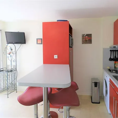 Beau 2 Pieces Pour 5 Pers. Avec Parking, Piscine Et Loggia, A 400m De La A - Fr-1-559-14